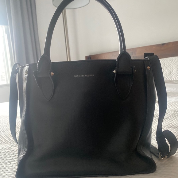 Alexander McQueen - Picture 1 of 5